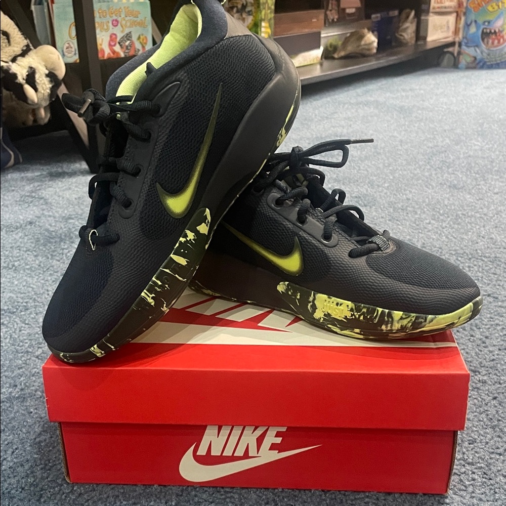 Nike boys Black and Neon Green Sneakers. NEW !!!